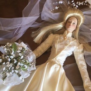 Christian Dior Bridal Doll. Vintage “80’s”. Mint condition. In box. Gorgeous!!